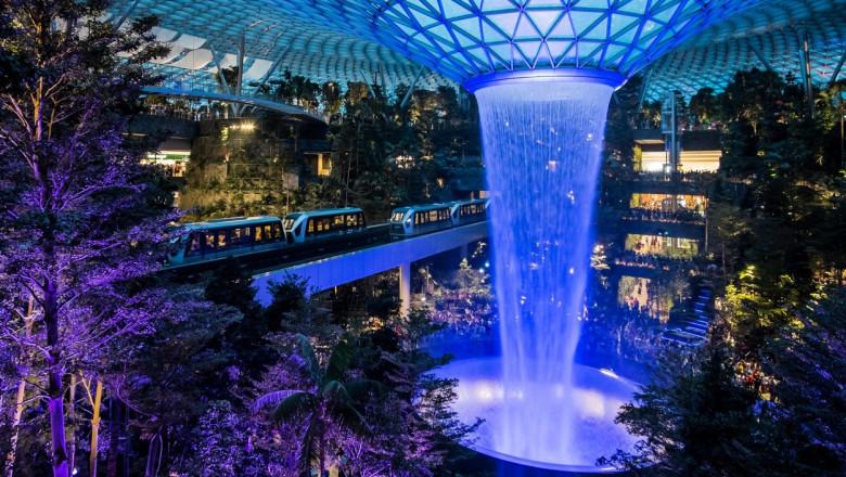 Photo of foto | Ce poți face în cel mai frumos aeroport din lume. Are cascadă, propriul parfum, grădină botanică și dinozauri